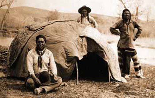 Crow davanti ad una capanna sudatoria